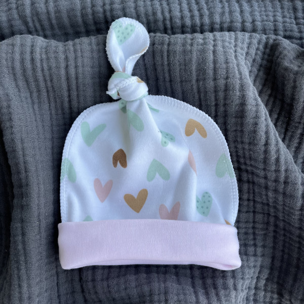 Шапочка-узелок Цветные сердца 