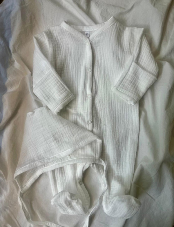  Комбинезон с чепчиком муслиновый для малыша Молочный