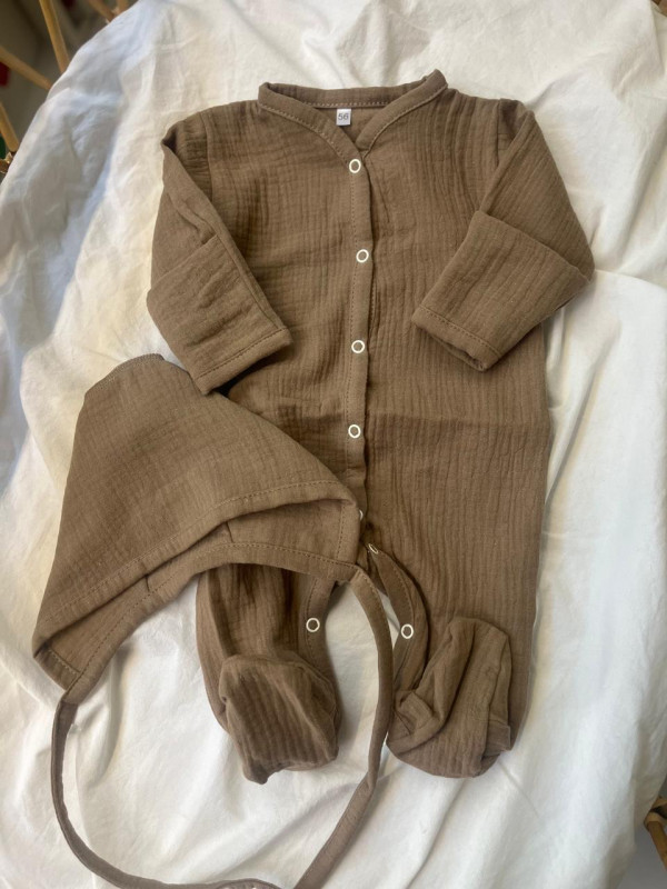  Комбинезон с чепчиком муслиновый для малыша Шоколадный