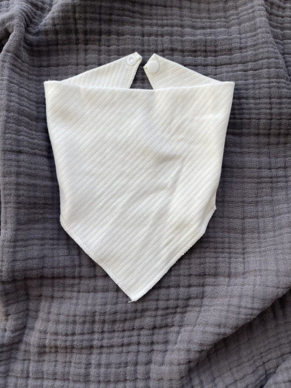 Слюнявчик Молочный 