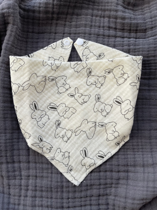 Слюнявчик из муслина Зайка на бежевом 