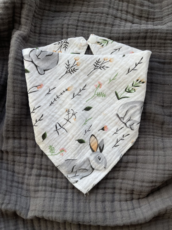 Слюнявчик из муслина Зайка 