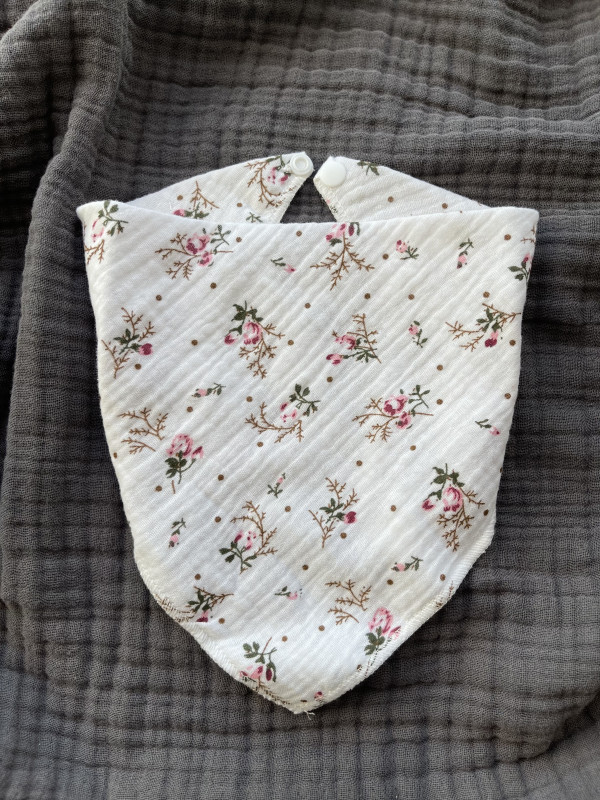 Слюнявчик из муслина Цветы 