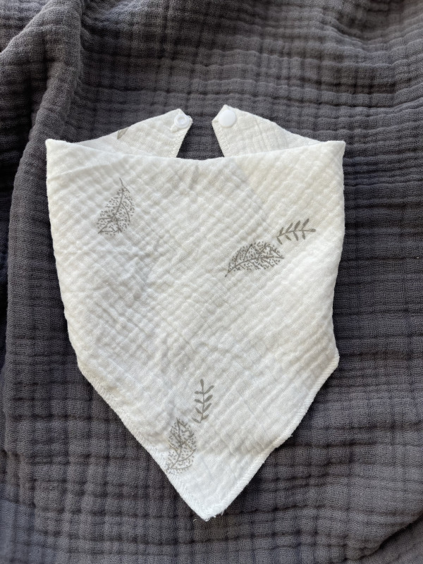 Слюнявчик из муслина Листья 