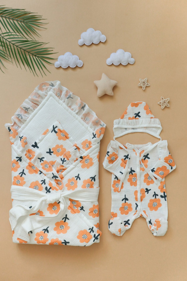 Нарядный комплект на выписку из муслина молочно-оранжевый