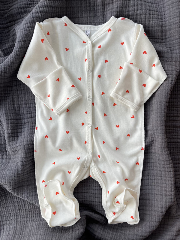 Комбинезон нательный для малыша на кнопках Красные сердца 