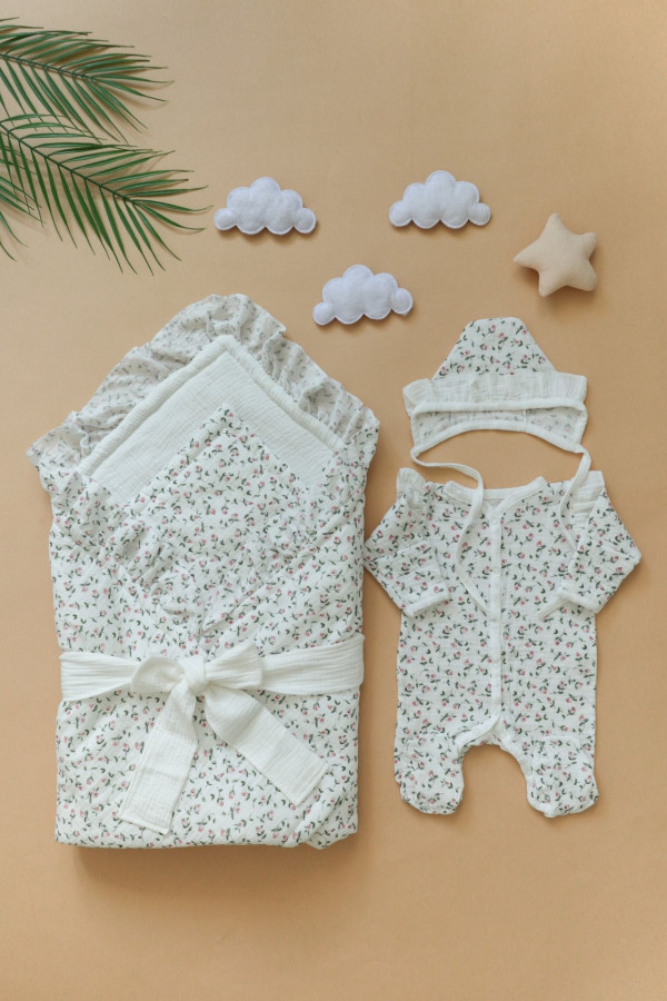 Нарядный комплект на выписку из муслина молочно-зелёный 