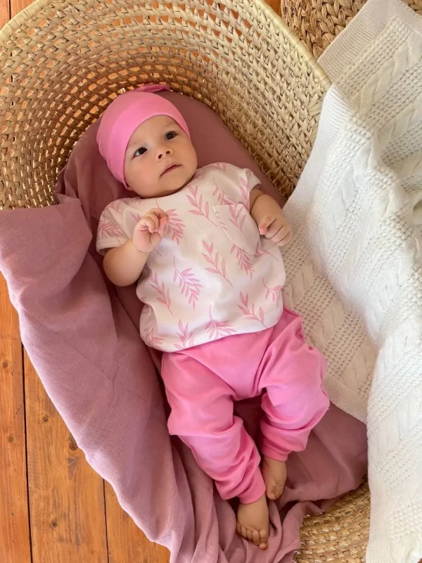 Комплект из 3 предметов (футболка, штанишки и шапочка) Розовый