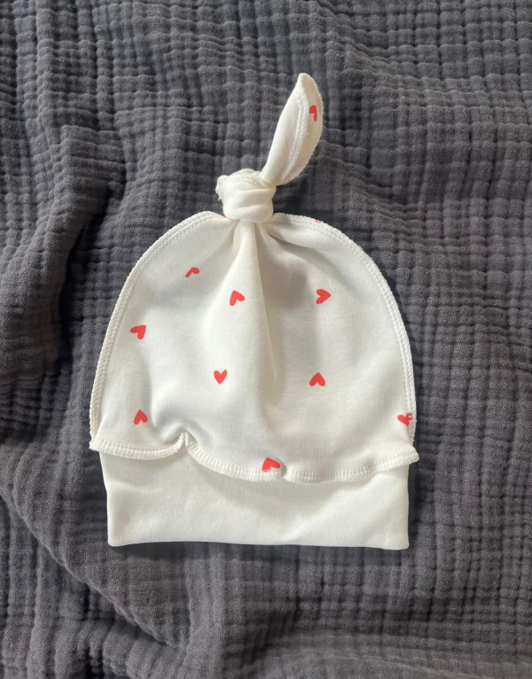 Шапочка-узелок красные сердца 