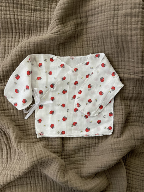 Распашонка из муслина Клубничка 