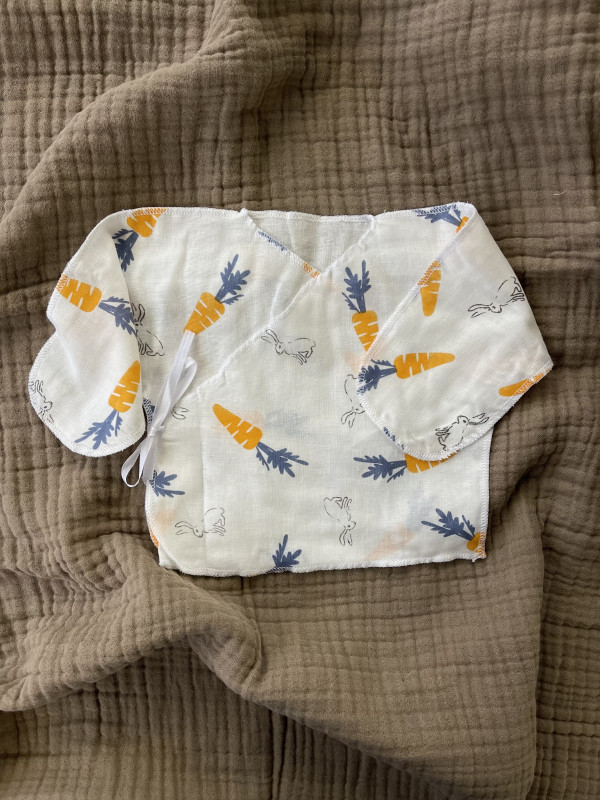 Распашонка из муслина Морковка