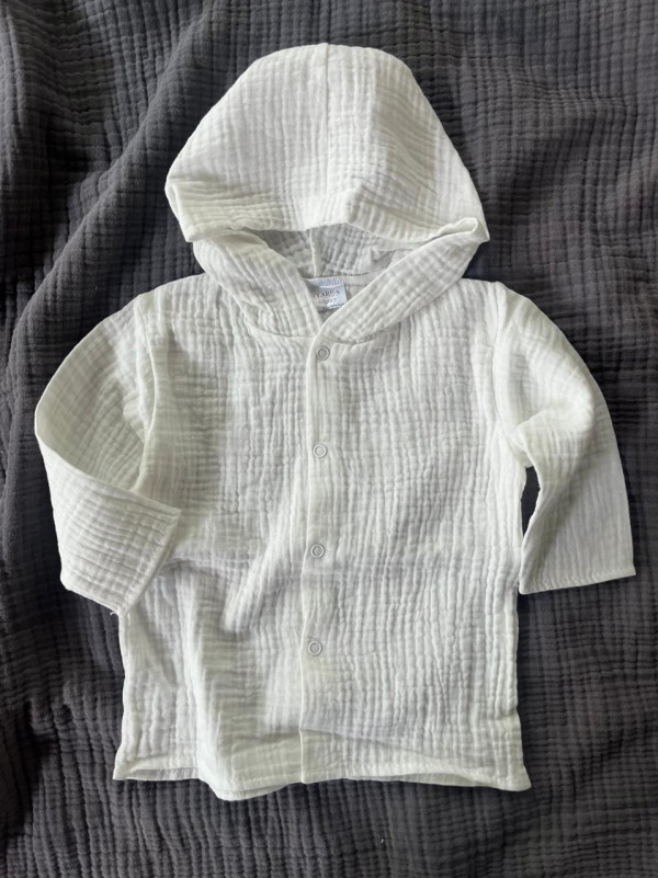 Кофточка с капюшоном из муслина Молочный