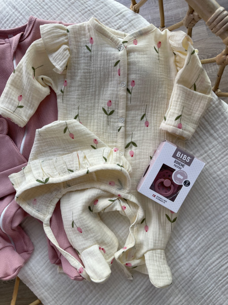 Комбинезон и чепчик из муслина Тюльпанчики